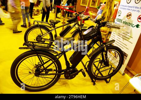 NEW DELHI - 20 NOVEMBRE 2023 : les vélos électriques Werev sont exposés à la 42e foire commerciale internationale de l'Inde, qui se tient à New Delhi en Inde. Banque D'Images