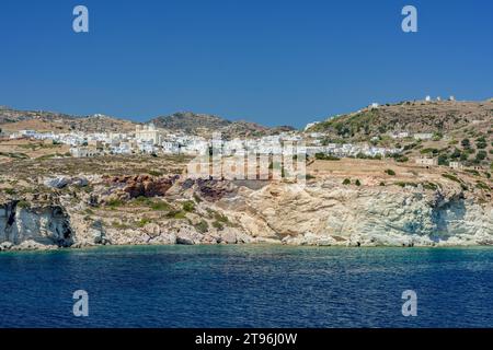 Vue côtière de l'île de Kimolos avec le village de Chorio perché sur la colline Banque D'Images