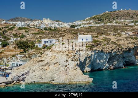 Vue côtière de l'île de Kimolos avec le village de Chorio perché sur la colline Banque D'Images