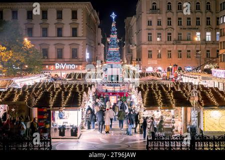 Célèbre marché de Noël quel nom est Basilique AVENT à Budapest Hongrie. En face du St. Basilique Stephens. Banque D'Images