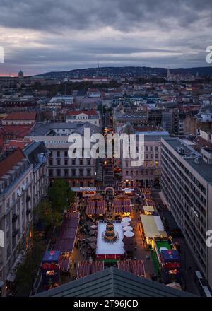 Célèbre marché de Noël quel nom est Basilique AVENT à Budapest Hongrie. En face du St. Basilique Stephens. Banque D'Images