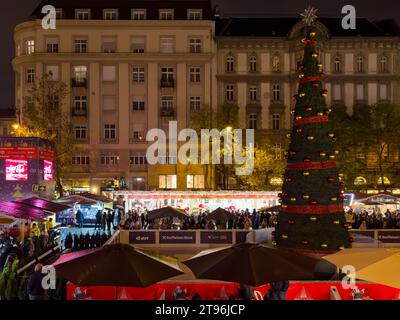 Célèbre marché de Noël quel nom est Basilique AVENT à Budapest Hongrie. En face du St. Basilique Stephens. Banque D'Images