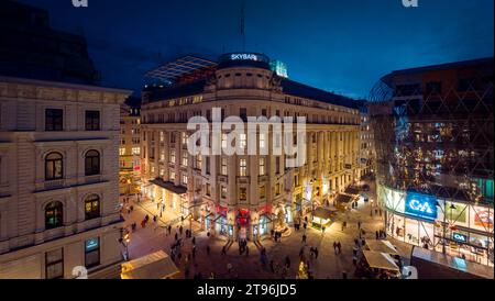 Bâtiment emblématique au carrefour de la rue Vaci et de la rue Fashion à Budapest, Hongrie. Il y a dans cette maison le Hard Rock café Budapest et le St an Banque D'Images