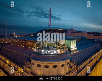 Bâtiment emblématique au carrefour de la rue Vaci et de la rue Fashion à Budapest, Hongrie. Il y a dans cette maison le Hard Rock café Budapest et le St an Banque D'Images