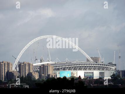 Photo de dossier datée du 13-10-2023 de l'arche du stade de Wembley, qui est peu susceptible d'être allumée pour soutenir des campagnes et des causes ou pour marquer des événements tragiques à l'avenir. Date de parution : jeudi 23 novembre 2023. Banque D'Images