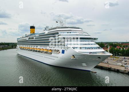 Allemagne , Rostock Warnemünde , 29.05.2015 , le bateau de croisière Costa Favolosa gisant à l'embarcadère Banque D'Images