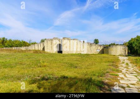 Vue sur les ruines de l'ancienne muraille de la ville, à Veliki Preslav, Bulgarie Banque D'Images