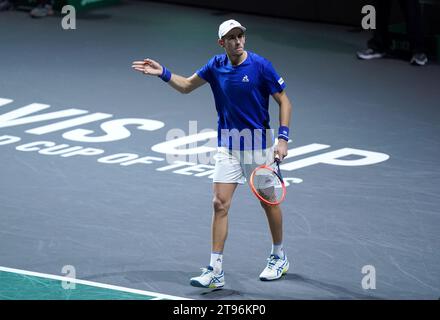 L'Italien Matteo Arnaldi réagit après avoir remporté le premier set lors du match de quart de finale de la coupe Davis 2023 au Palacio de Deportes Jose Maria Martin Carpena à Malaga, Espagne. Date de la photo : jeudi 23 novembre 2023. Banque D'Images