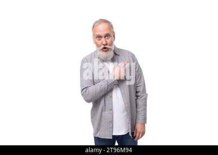 mignon charmant grand-père intelligent avec une barbe blanche et une moustache est habillé d'une chemise rayée et un jean Banque D'Images