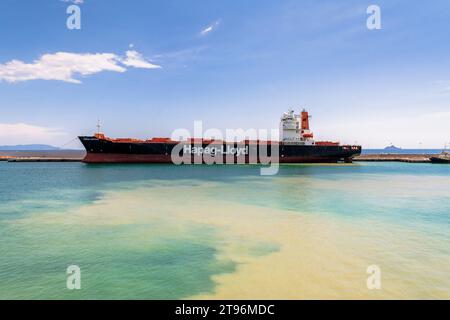 PIOMBINO, ITALIE - 18 août 2018 : vue d'une journée du Hapag Lloyd Lisbon Express quittant le port de Piombino à Piombino, Italie. Lisbon Express est un porte-conteneurs Banque D'Images