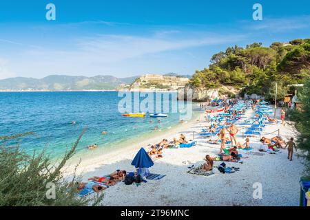 ISOLA d’ELBA, ITALIE - 25 août 2018 : vue de jour sur la mer et les baigneurs à Cala dei Frati plage sur l’île d’Elbe, Toscane, Italie. Banque D'Images