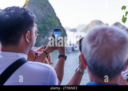 Baie de Ha long, Vietnam - 11 novembre 2023 : les touristes sont vus prendre des photos dans la célèbre baie de Ha long, l'un des points chauds touristiques les plus populaires du Vietnam. L'économie vietnamienne est l'une des plus dynamiques d'Asie, mais un environnement extérieur difficile et une demande intérieure plus faible ont entraîné un ralentissement de l'économie vietnamienne, avec une croissance de 4,7 % en 2023 contre 8 % en 2022, tandis que l'industrie du tourisme continue de croître, avec plus de 10 millions de visiteurs prévus pour 2023, ce qui en fait la destination la plus populaire en Asie du Sud-est après la Thaïlande. (Photo Davide Bonaldo/Sipa USA) Banque D'Images