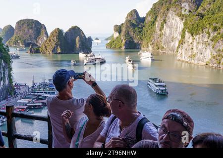 Baie de Ha long, Vietnam - 11 novembre 2023 : les touristes sont vus prendre des photos dans la célèbre baie de Ha long, l'un des points chauds touristiques les plus populaires du Vietnam. L'économie vietnamienne est l'une des plus dynamiques d'Asie, mais un environnement extérieur difficile et une demande intérieure plus faible ont entraîné un ralentissement de l'économie vietnamienne, avec une croissance de 4,7 % en 2023 contre 8 % en 2022, tandis que l'industrie du tourisme continue de croître, avec plus de 10 millions de visiteurs prévus pour 2023, ce qui en fait la destination la plus populaire en Asie du Sud-est après la Thaïlande. (Photo Davide Bonaldo/Sipa USA) Banque D'Images