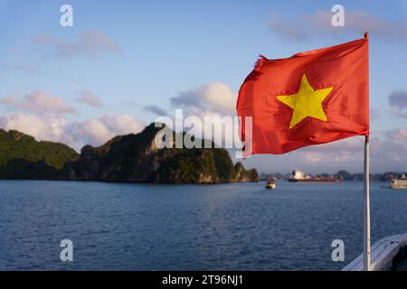 Baie de Ha long, Vietnam - 11 novembre 2023 : le drapeau du Vietnam est vu agiter sur un bateau dans la célèbre baie de Ha long, l'un des hauts lieux touristiques les plus populaires du Vietnam. L'économie vietnamienne est l'une des plus dynamiques d'Asie, mais un environnement extérieur difficile et une demande intérieure plus faible ont entraîné un ralentissement de l'économie vietnamienne, avec une croissance de 4,7 % en 2023 contre 8 % en 2022, tandis que l'industrie du tourisme continue de croître, avec plus de 10 millions de visiteurs prévus pour 2023, ce qui en fait la destination la plus populaire en Asie du Sud-est après la Thaïlande. (Photo Davide Bonaldo/Sipa USA) Banque D'Images