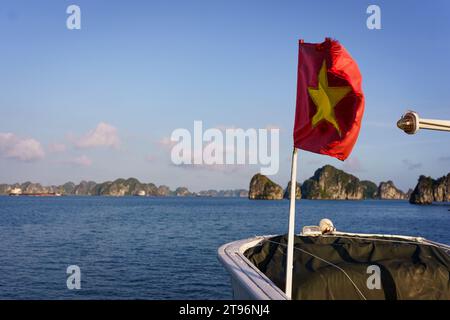 Baie de Ha long, Vietnam - 11 novembre 2023 : le drapeau du Vietnam est vu agiter sur un bateau dans la célèbre baie de Ha long, l'un des hauts lieux touristiques les plus populaires du Vietnam. L'économie vietnamienne est l'une des plus dynamiques d'Asie, mais un environnement extérieur difficile et une demande intérieure plus faible ont entraîné un ralentissement de l'économie vietnamienne, avec une croissance de 4,7 % en 2023 contre 8 % en 2022, tandis que l'industrie du tourisme continue de croître, avec plus de 10 millions de visiteurs prévus pour 2023, ce qui en fait la destination la plus populaire en Asie du Sud-est après la Thaïlande. (Photo Davide Bonaldo/Sipa USA) Banque D'Images