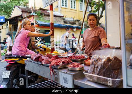 Hanoi, Vietnam - 9 novembre 2023 : une femme est vue vendre de la nourriture et des légumes dans un marché de rue dans les rues de Hanoi. L'économie vietnamienne est l'une des plus dynamiques d'Asie, mais un environnement extérieur difficile et une demande intérieure plus faible ont entraîné un ralentissement de l'économie vietnamienne, avec une croissance de 4,7 % en 2023 contre 8 % en 2022, tandis que l'industrie du tourisme continue de croître, avec plus de 10 millions de visiteurs prévus pour 2023, ce qui en fait la destination la plus populaire en Asie du Sud-est après la Thaïlande. (Photo Davide Bonaldo/Sipa USA) Banque D'Images