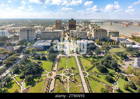 Vue panoramique sur le centre-ville de Baton Rouge et statue de Huey long dans la lumière du matin, Louisiane, États-Unis Banque D'Images