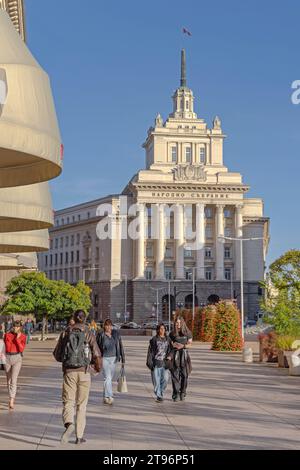 Sofia, Bulgarie - 16 octobre 2023 : Bâtiment de l'Assemblée nationale bulgare dans le centre de la capitale à l'automne ensoleillé. Banque D'Images