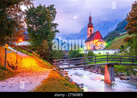 Ramsau BEI Berchtesgaden, Allemagne. Paysage automnal de Berchtesgadener Land, vue incroyable de l'église paroissiale de St. Sebastian et la rivière Ramsauer Ach Banque D'Images