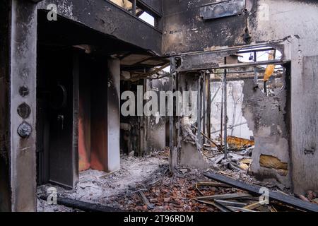 Les destructions persistent après que les attaques du Hamas du 7 octobre contre le kibboutz Kfar Aza aient fermé la frontière de Gaza Banque D'Images