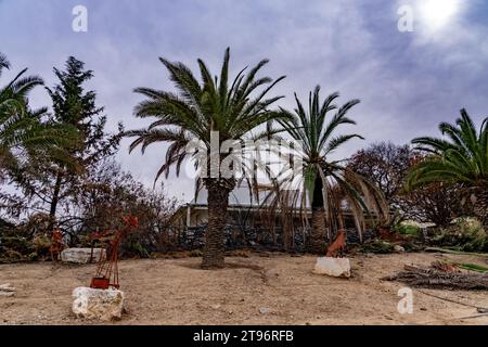 Les destructions persistent après que les attaques du Hamas du 7 octobre contre le kibboutz Kfar Aza aient fermé la frontière de Gaza Banque D'Images