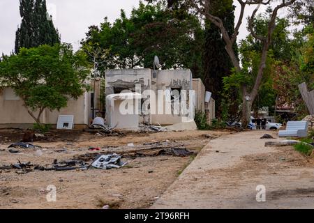 Les destructions persistent après que les attaques du Hamas du 7 octobre contre le kibboutz Kfar Aza aient fermé la frontière de Gaza Banque D'Images