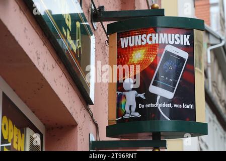 Saalfeld / Saale 12.11.2023, Saalfeld, Schild an einer Kneipe, einem Lokal mit der Aufschrift Wunschmusik du entscheidest, was laeuft - hier kann man mit dem smartphone waehlen, welche Musik gespielt wird *** Saalfeld Saale 12 11 2023, Saalfeld, Saalfeld, un restaurant avec l'inscription du Wentschesiden, du Wentmusik was laeuft ici, vous pouvez choisir quelle musique est jouée avec votre smartphone Banque D'Images