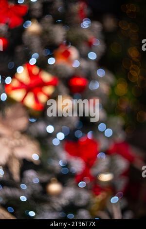 Fond de vacances flou avec bokeh. Éclairage défocalisé du nouvel an et de Noël.. Banque D'Images