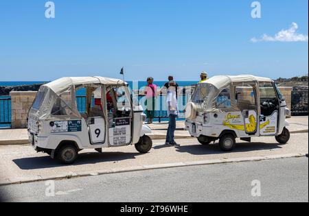 POLIGNANO A MARE, ITALIE 11 JUILLET 2022 - Piaggio taxi touristique typique à Polignano a Mare, province de Bari, Italie Banque D'Images