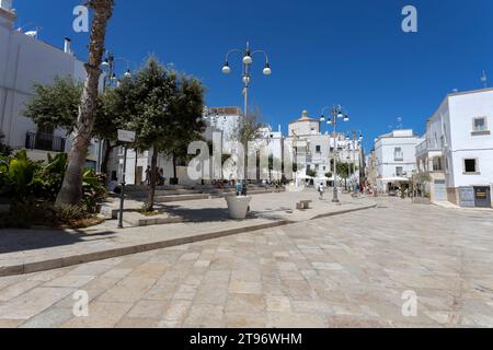 POLIGNANO A MARE, ITALIE, 11 JUILLET 2022 - Centre ville du village de Polignano a Mare, province de Bari, Italie Banque D'Images