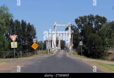 Vue sur Allan Bridge avec une route et des arbres dans la Hunter Valley en Nouvelle-Galles du Sud, Australie Banque D'Images
