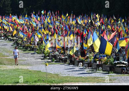 Lviv, Ukraine - 29 août 2023 : Cimetière militaire des soldats ukrainiens tués au combat avec les troupes russes. Banque D'Images