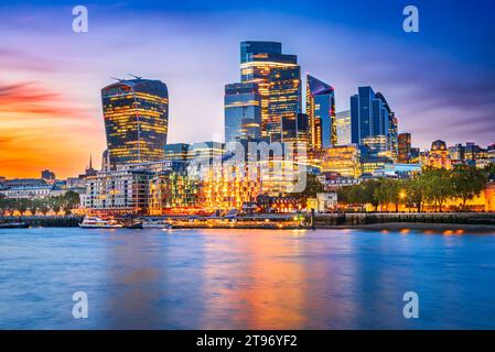 Londres, Royaume-Uni. Vue panoramique de la célèbre City de Londres pendant l'heure bleue. Vue sur la Tamise, les gratte-ciel, les immeubles de bureaux et beau Banque D'Images