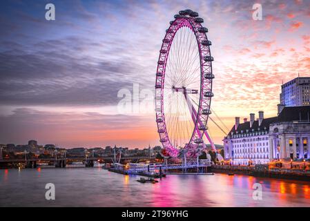 Londres, Angleterre. Le London Eye sur la rive sud de la Tamise la nuit, capitale du Royaume-Uni. Banque D'Images