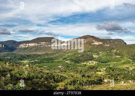 Vue sur le paysage avec des montagnes entre Ibicoara et Mucuge dans le parc national Chapada Diamantina, Bahia, Brésil Banque D'Images