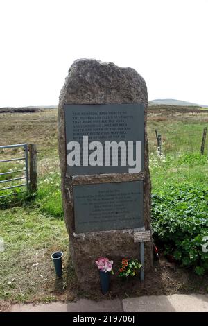 Stone and Slate Memorial sur le A6 Road Summit Layby on Shap est tombé à ceux qui ont construit la route, Lake District National Park, Cumbria. Banque D'Images