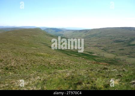 High House Bank et Upper Borrowdale Valley depuis le sommet de la périphérie Wainwright Robin Hood Crookdale, Lake District National Park, Cumbria. Banque D'Images