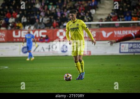 Zamora, Espagne. 22 novembre 2023. Le joueur de Villarreal CF, Jorge Cuenca (5 ans) avec le ballon lors du deuxième tour de la SM El Rey Cup 2023-24 entre Zamora CF et Villarreal CF, le 22 novembre 2023, au stade Ruta de la Plata, à Zamora, en Espagne. Crédit : Alberto Brevers/Alamy Live News (photo Alberto Brevers/Pacific Press) Banque D'Images