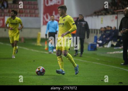 Zamora, Espagne. 22 novembre 2023. Le joueur de Villarreal CF, Alberto Moreno (18 ans) avec le ballon lors du deuxième tour de la SM El Rey Cup 2023-24 entre Zamora CF et Villarreal CF, le 22 novembre 2023, au stade Ruta de la Plata, à Zamora, en Espagne. Crédit : Alberto Brevers/Alamy Live News (photo Alberto Brevers/Pacific Press) Banque D'Images