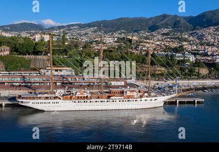 Sea Cloud Spirit 3 yacht de luxe à mâts au port de Funchal Madeira Portugal Banque D'Images