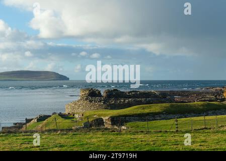 Midhowe Broch sur Eynhallow Sound, Rousay Banque D'Images