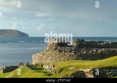 Midhowe Broch sur Eynhallow Sound, Rousay Banque D'Images