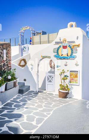 Santorin, Grèce - 11 septembre 2017 : Mama Thira une taverne grecque à Firostefani, située sur les falaises, offrant une vue imprenable sur la caldeira et Banque D'Images
