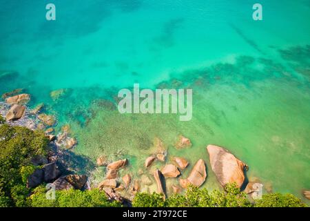 Drone oeil d'oiseau d'eau transparente turquoise, coraux et rochers, Mahé Seychelles Banque D'Images