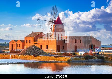 Marsala, Italie. Lagune du Stagnone avec vintage moulins à vent et saline, province de Trapani, en Sicile. Banque D'Images