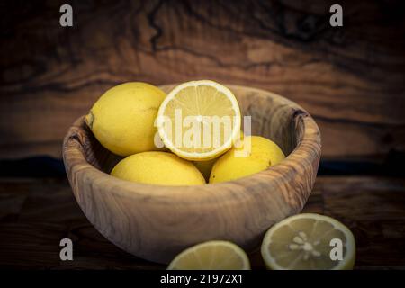 fruits de lime et liqueur de vinaigre de citron sur bois vivant Banque D'Images