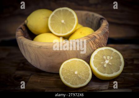 fruits de lime et liqueur de vinaigre de citron sur bois vivant Banque D'Images