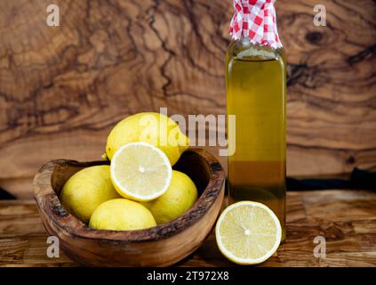 fruits de lime et liqueur de vinaigre de citron sur bois vivant Banque D'Images