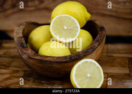 fruits de lime et liqueur de vinaigre de citron sur bois vivant Banque D'Images