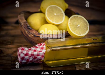 fruits de lime et liqueur de vinaigre de citron sur bois vivant Banque D'Images